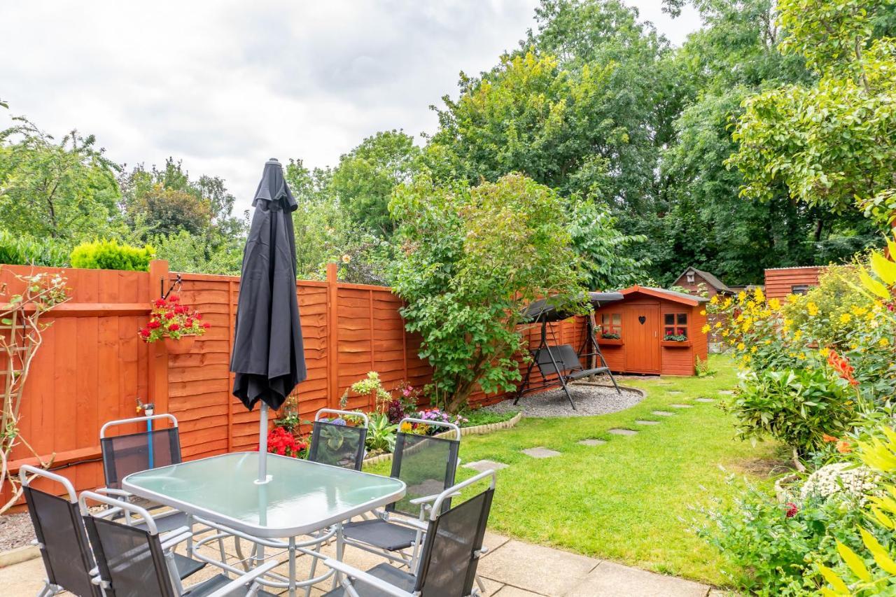 Red Cherry House Watford  Dış mekan fotoğraf