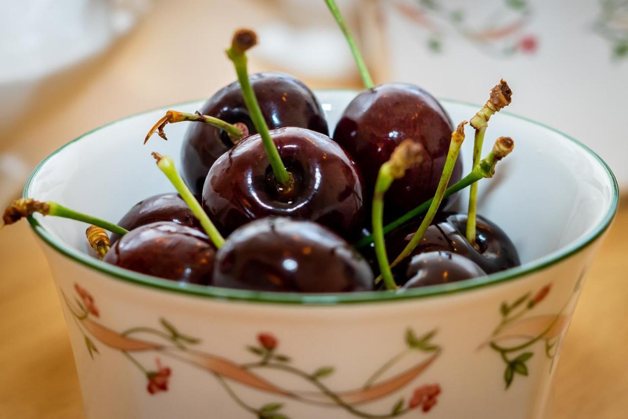 Red Cherry House Watford  Dış mekan fotoğraf